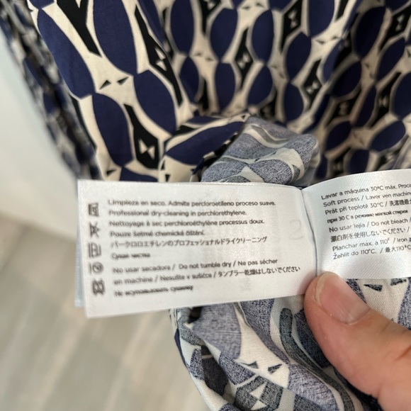 NWOT Yerse long sleeve blouse with gathered neck & sleeves. - Picture 6 of 10